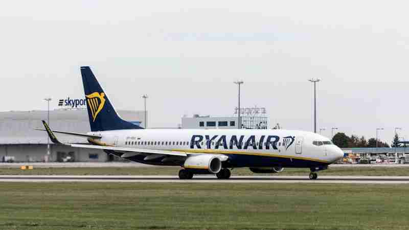 A Ryanair airplane taxiing on a runway at an international airport. - A Ryanair airplane taxiing on a runway at an international airport., tags: sitzplatz-sale für - pexel